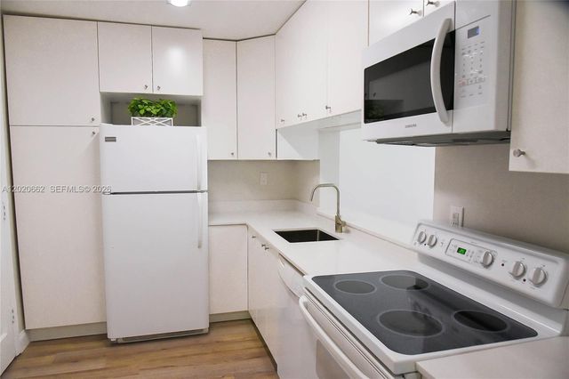 9611 SW 77th Ave 206A, Miami, FL 33156