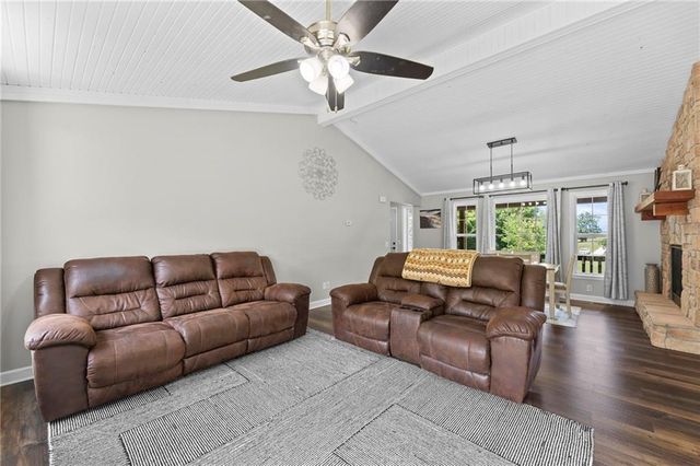 2925 Lowman Road, Smithville, MO 64089