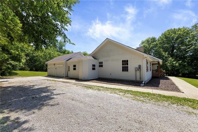 2925 Lowman Road, Smithville, MO 64089