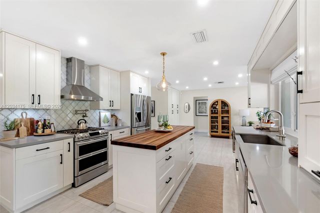 8601 Dundee Terrace, Miami Lakes, FL 33016