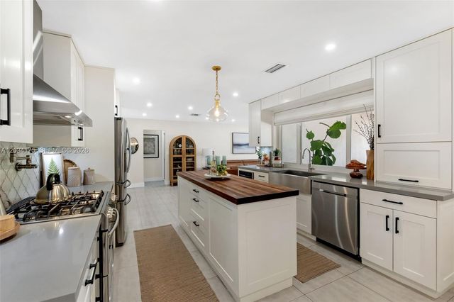 8601 Dundee Terrace, Miami Lakes, FL 33016