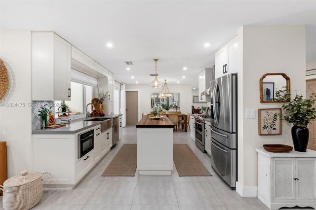 8601 Dundee Terrace, Miami Lakes, FL 33016