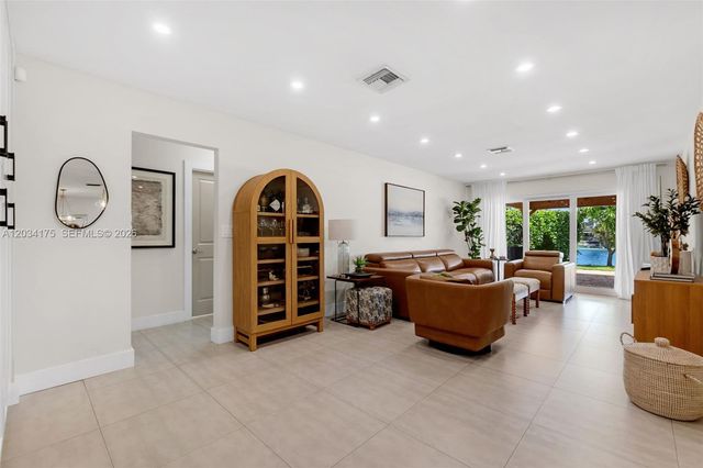 8601 Dundee Terrace, Miami Lakes, FL 33016