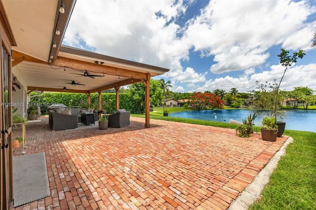 8601 Dundee Terrace, Miami Lakes, FL 33016
