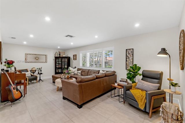 8601 Dundee Terrace, Miami Lakes, FL 33016