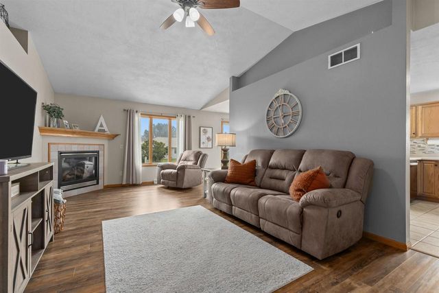 824 S MILL STREET, Hortonville, WI 54944