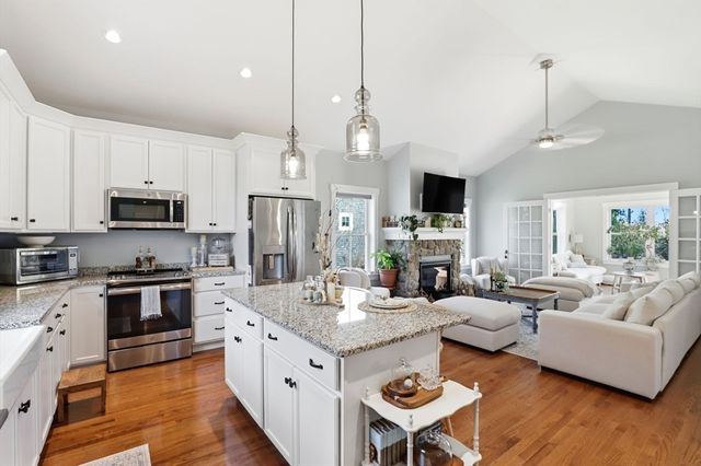 28 White Clover Trl, Plymouth, MA 02360