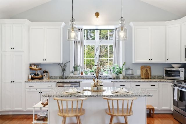 28 White Clover Trl, Plymouth, MA 02360
