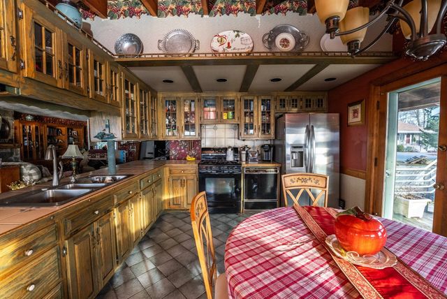 12 Riverside Dr, Berkley, MA 02779