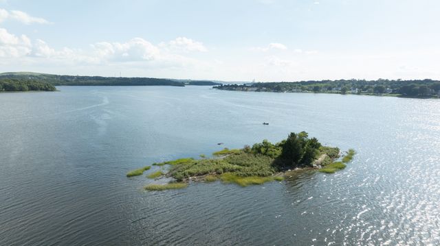 12 Riverside Dr, Berkley, MA 02779