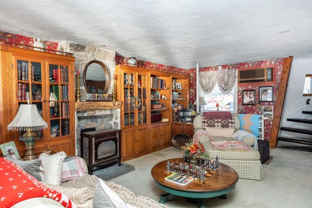 12 Riverside Dr, Berkley, MA 02779