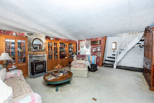 12 Riverside Dr, Berkley, MA 02779