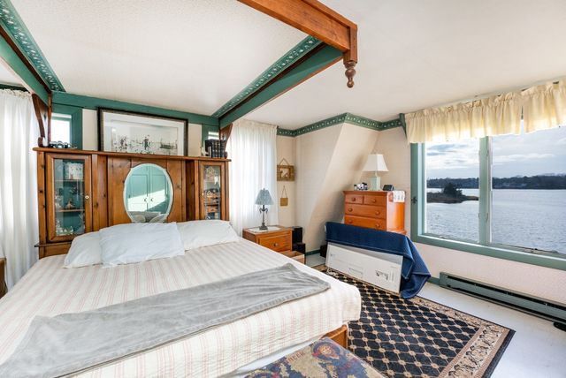 12 Riverside Dr, Berkley, MA 02779