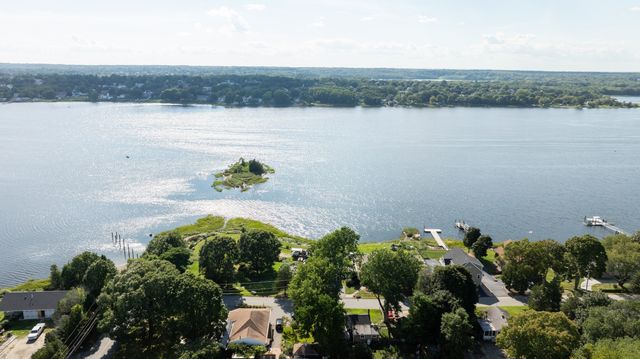 12 Riverside Dr, Berkley, MA 02779