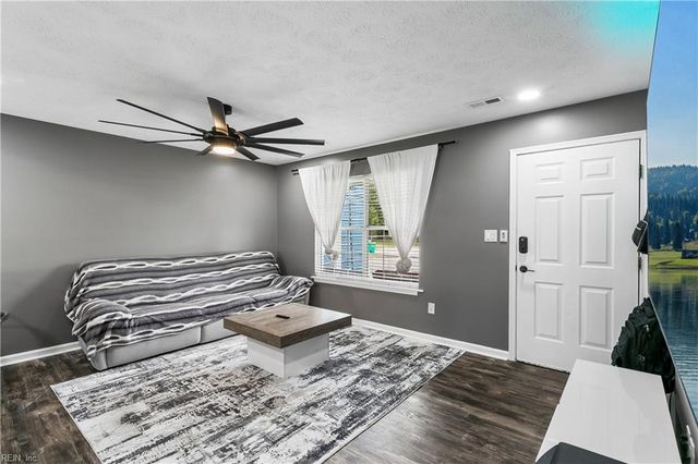 6824 Michael LN, Hayes, VA 23072