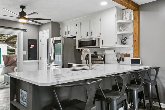 6824 Michael LN, Hayes, VA 23072