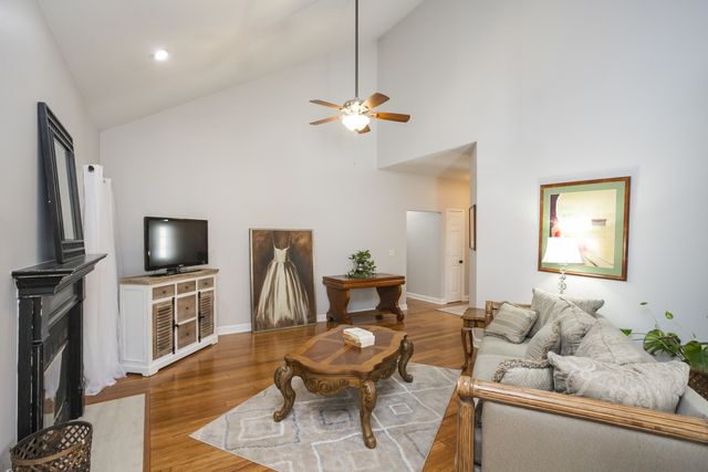 1004 Elmshade Ln, Nashville, TN 37211