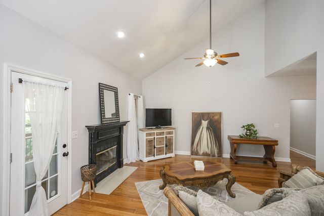 1004 Elmshade Ln, Nashville, TN 37211
