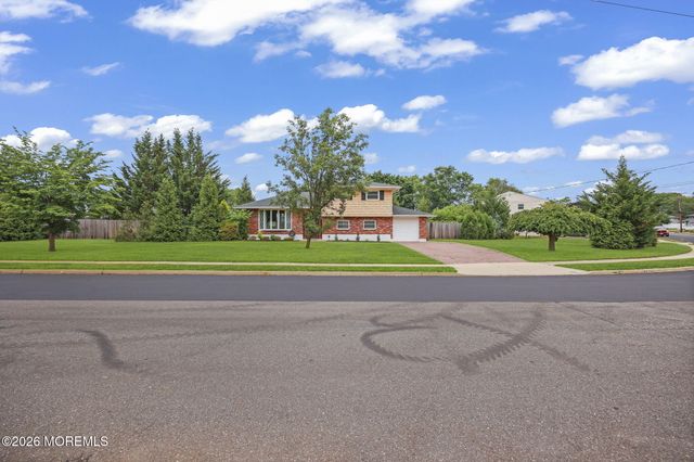 72 Wynnewood Court, Freehold, NJ 07728
