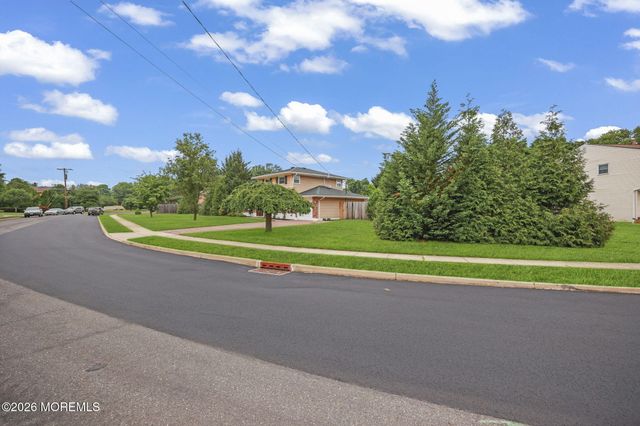 72 Wynnewood Court, Freehold, NJ 07728