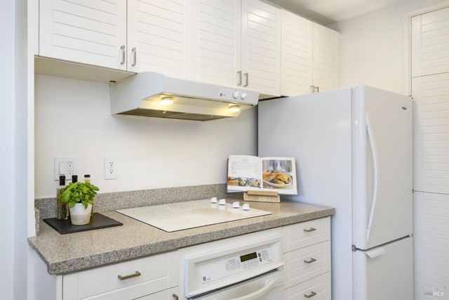 98 Surrey Ln, San Rafael, CA 94903