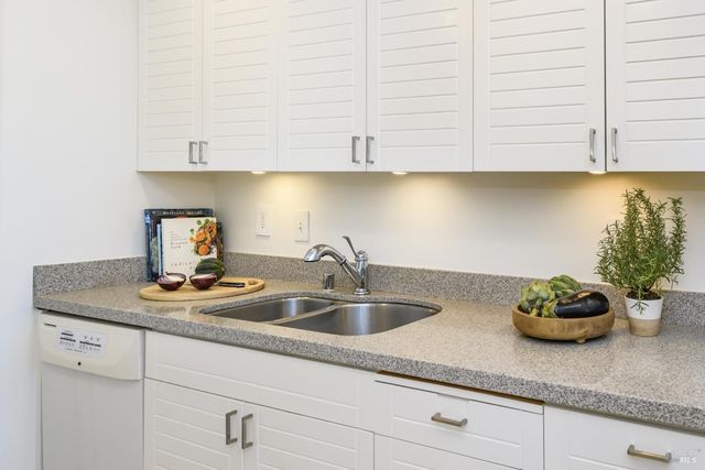 98 Surrey Ln, San Rafael, CA 94903