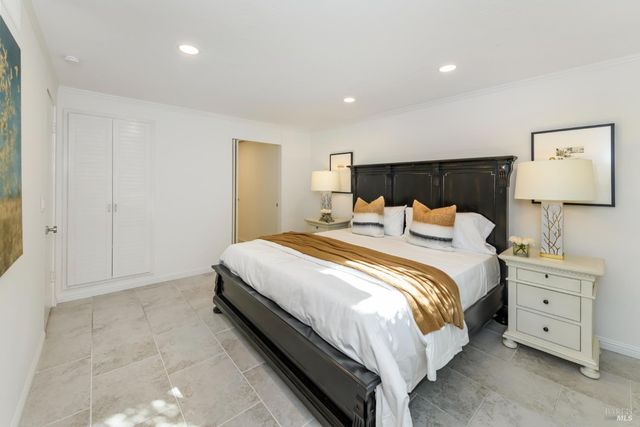 98 Surrey Ln, San Rafael, CA 94903