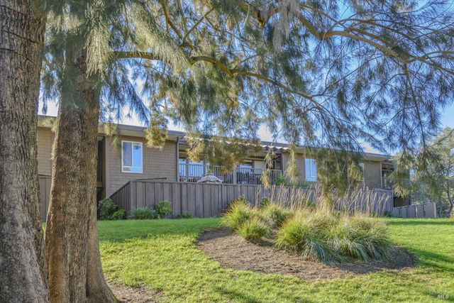 98 Surrey Ln, San Rafael, CA 94903