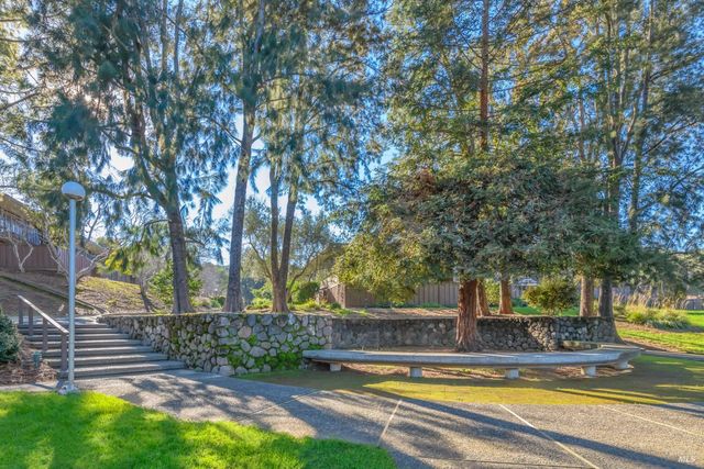 98 Surrey Ln, San Rafael, CA 94903