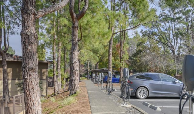 98 Surrey Ln, San Rafael, CA 94903