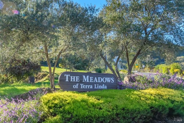 98 Surrey Ln, San Rafael, CA 94903