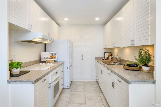 98 Surrey Ln, San Rafael, CA 94903