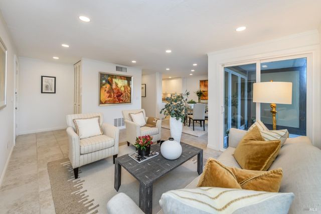 98 Surrey Ln, San Rafael, CA 94903