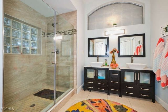 27 NE 11th PL, Cape Coral, FL 33909