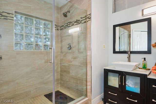 27 NE 11th PL, Cape Coral, FL 33909