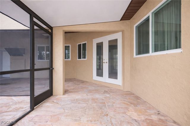 27 NE 11th PL, Cape Coral, FL 33909