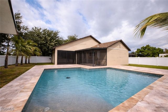 27 NE 11th PL, Cape Coral, FL 33909