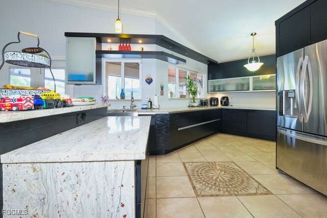 27 NE 11th PL, Cape Coral, FL 33909