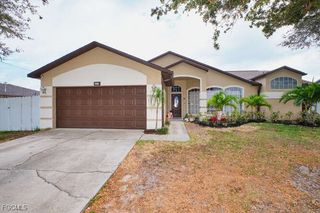 27 NE 11th PL, Cape Coral, FL 33909