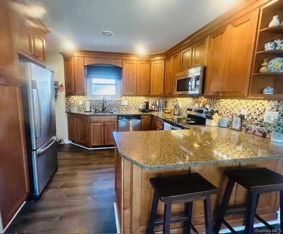 4 White Oak Street, Middle Island, NY 11953