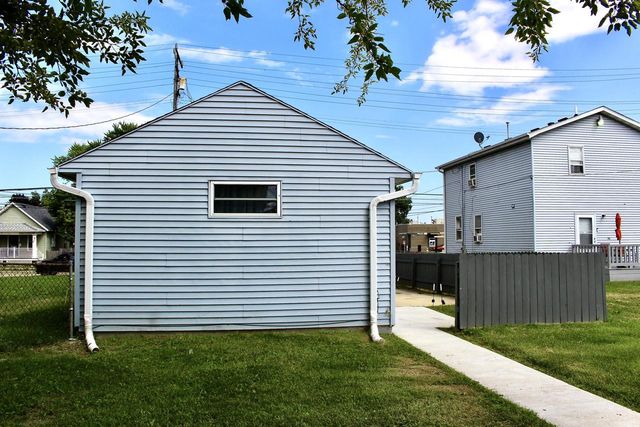 930 N Memorial DRIVE, Racine, WI 53404