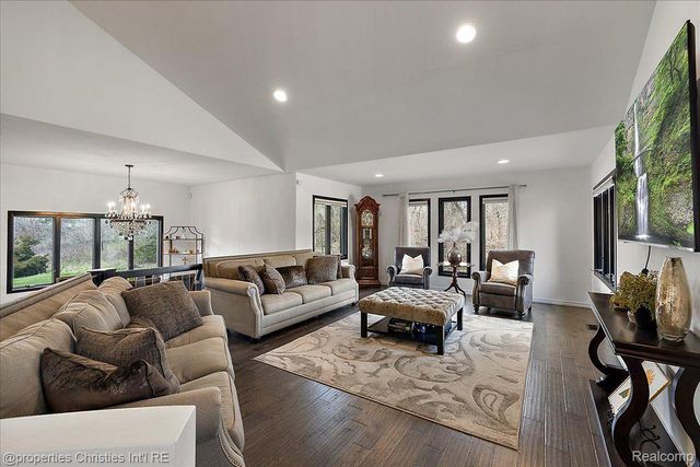 1194 EAGLE NEST CT, Milford Vlg, MI 48381