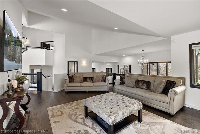 1194 EAGLE NEST CT, Milford Vlg, MI 48381