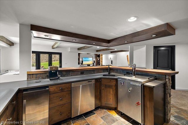 1194 EAGLE NEST CT, Milford Vlg, MI 48381