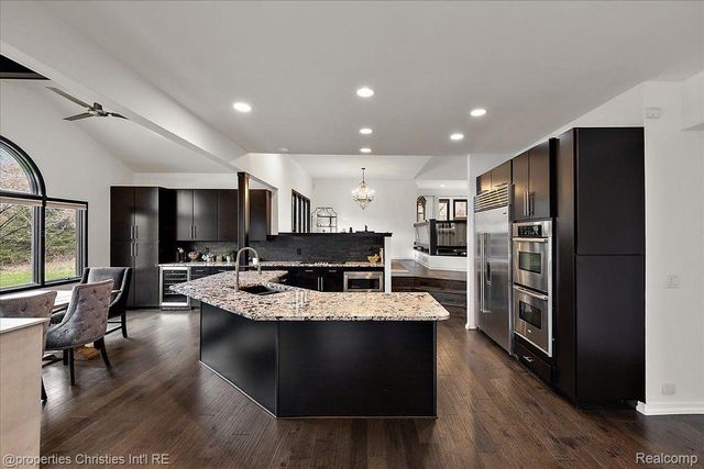 1194 EAGLE NEST CT, Milford Vlg, MI 48381