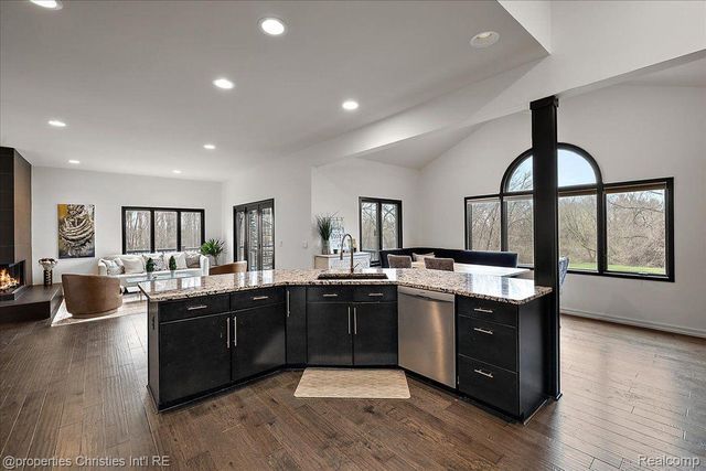 1194 EAGLE NEST CT, Milford Vlg, MI 48381