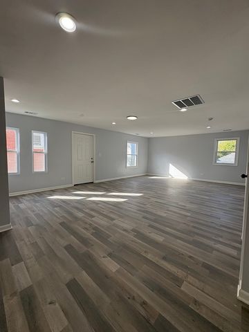 432 W 61st Place 2r, Chicago, IL 60621