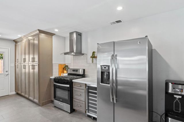 885 Coachella Avenue, Sunnyvale, CA 94085