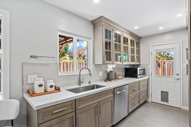 885 Coachella Avenue, Sunnyvale, CA 94085