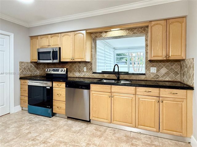 216 SE 5th St, Dania Beach, FL 33004